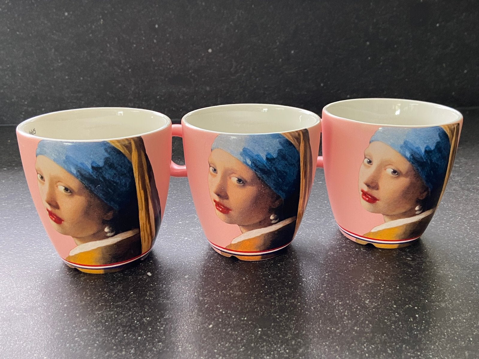 3 identieke nieuwe mokken Oude Meesters D.E. Meisje parel, Ophalen of Verzenden, Zo goed als nieuw, Overige stijlen, Kop(pen) en/of Schotel(s)
