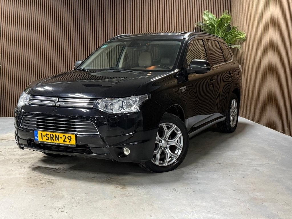 Mitsubishi Outlander 2.0 PHEV Instyle+ (bj 2013, automaat), Auto's, 4 cilinders, Zwart, Stoelverwarming, Hybride Elektrisch/Benzine