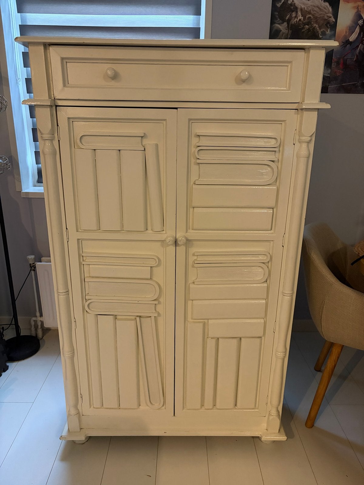 Unieke kast met boekendesign - 88x145x38 cm, Ophalen, Gebruikt, Met deur(en), 100 tot 150 cm