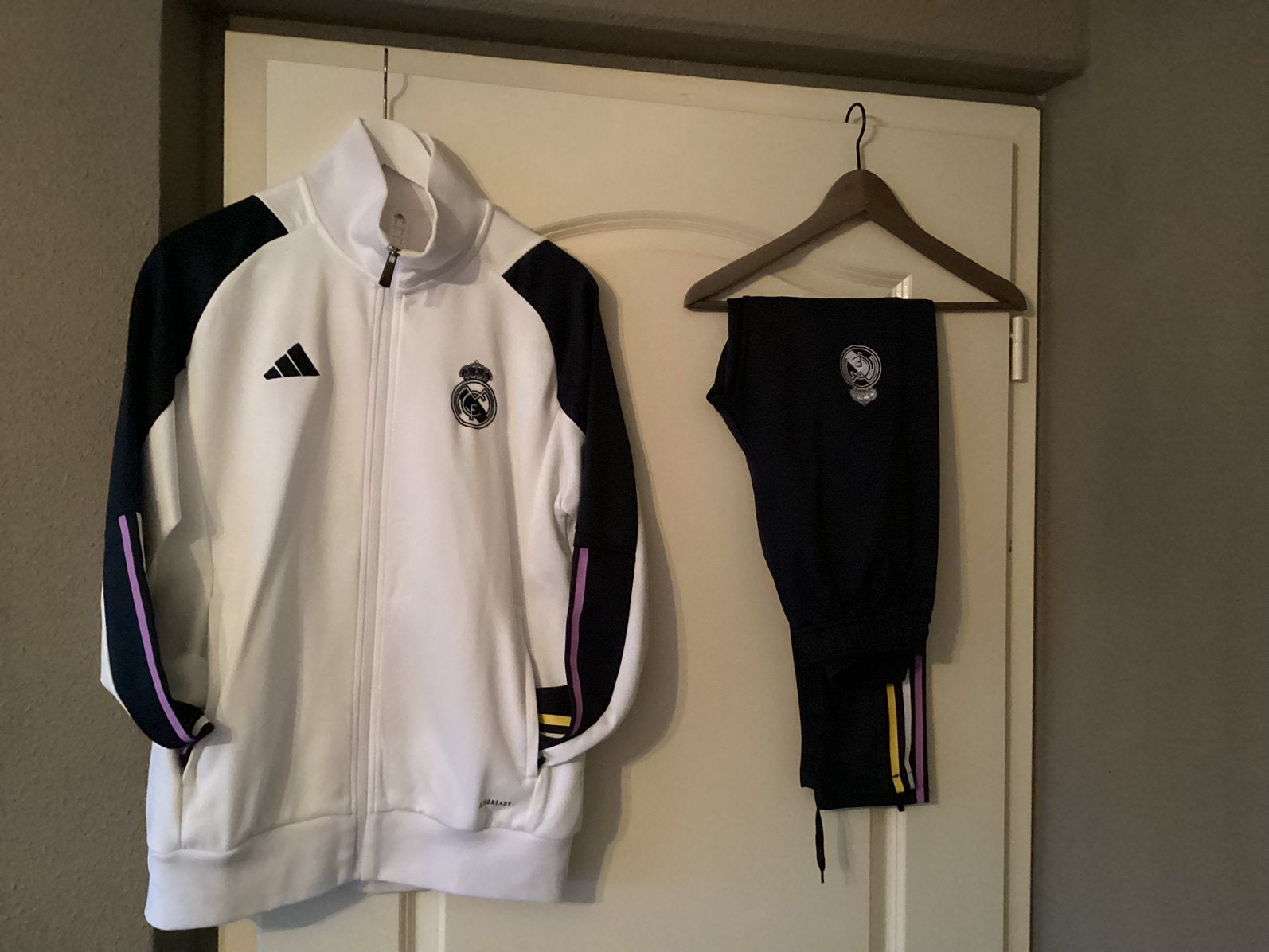 Splinternieuw trainingspak Adidas maat S te koop., Ophalen of Verzenden, Zo goed als nieuw