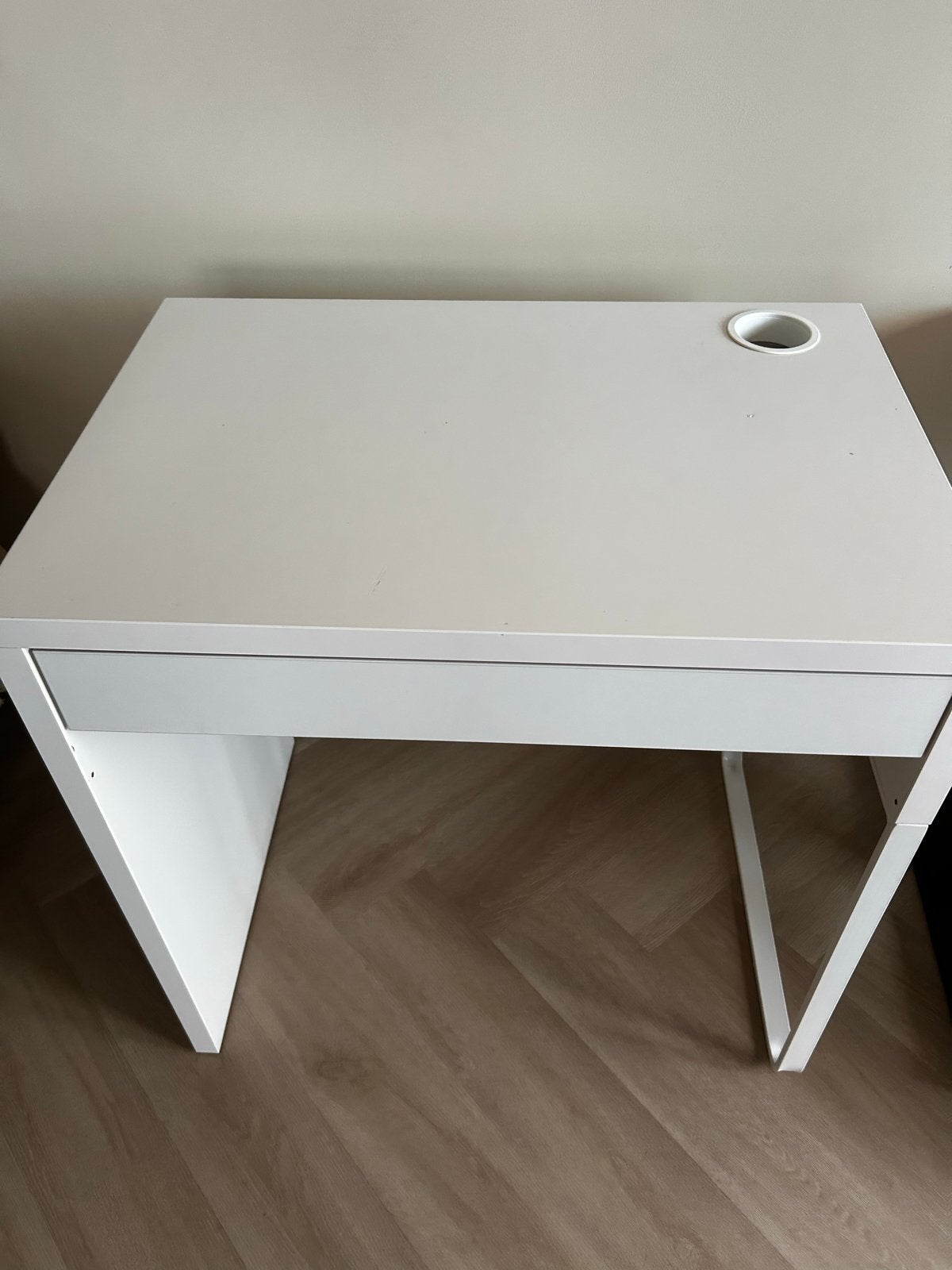 Wit bureau met lade en kabeldoorvoer, Ophalen, Gebruikt, Met lades, Spaanplaat of MDF