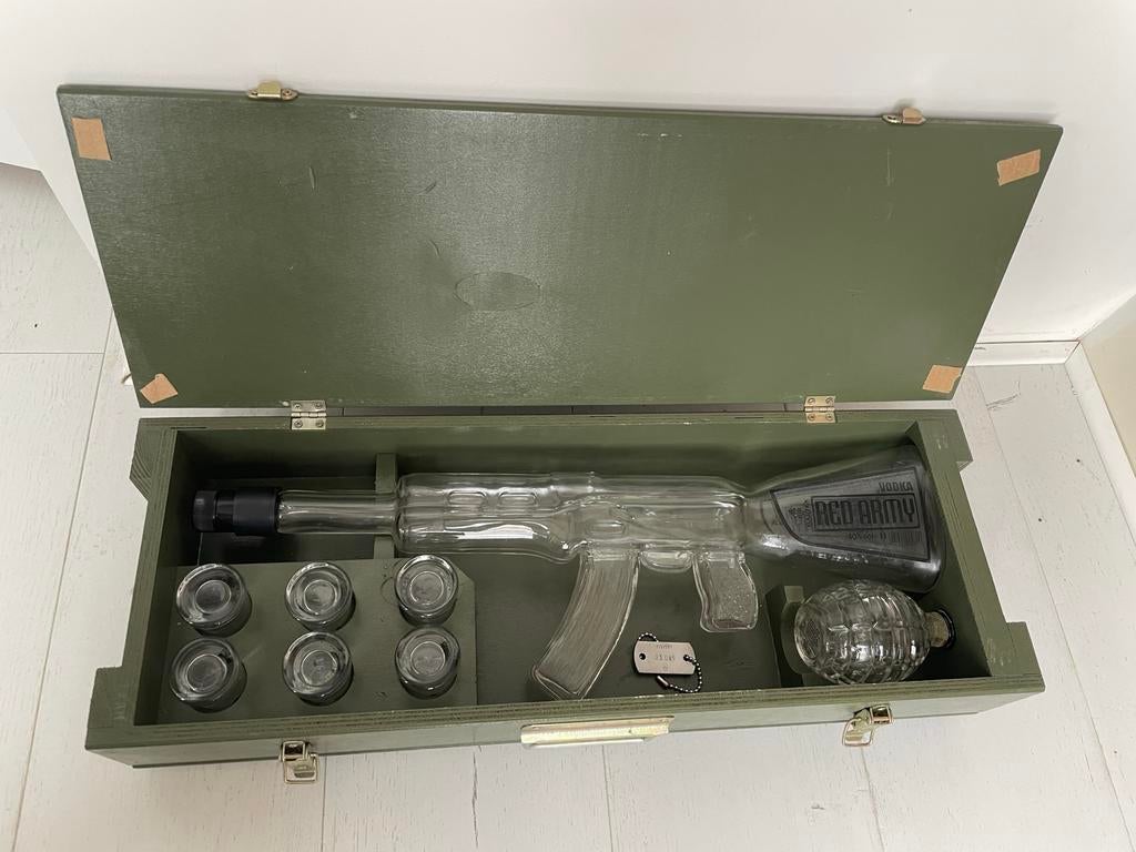 Decoratieve AK-47 drankfles met shotglaasjes en granaatfles, Ophalen, Gebruikt