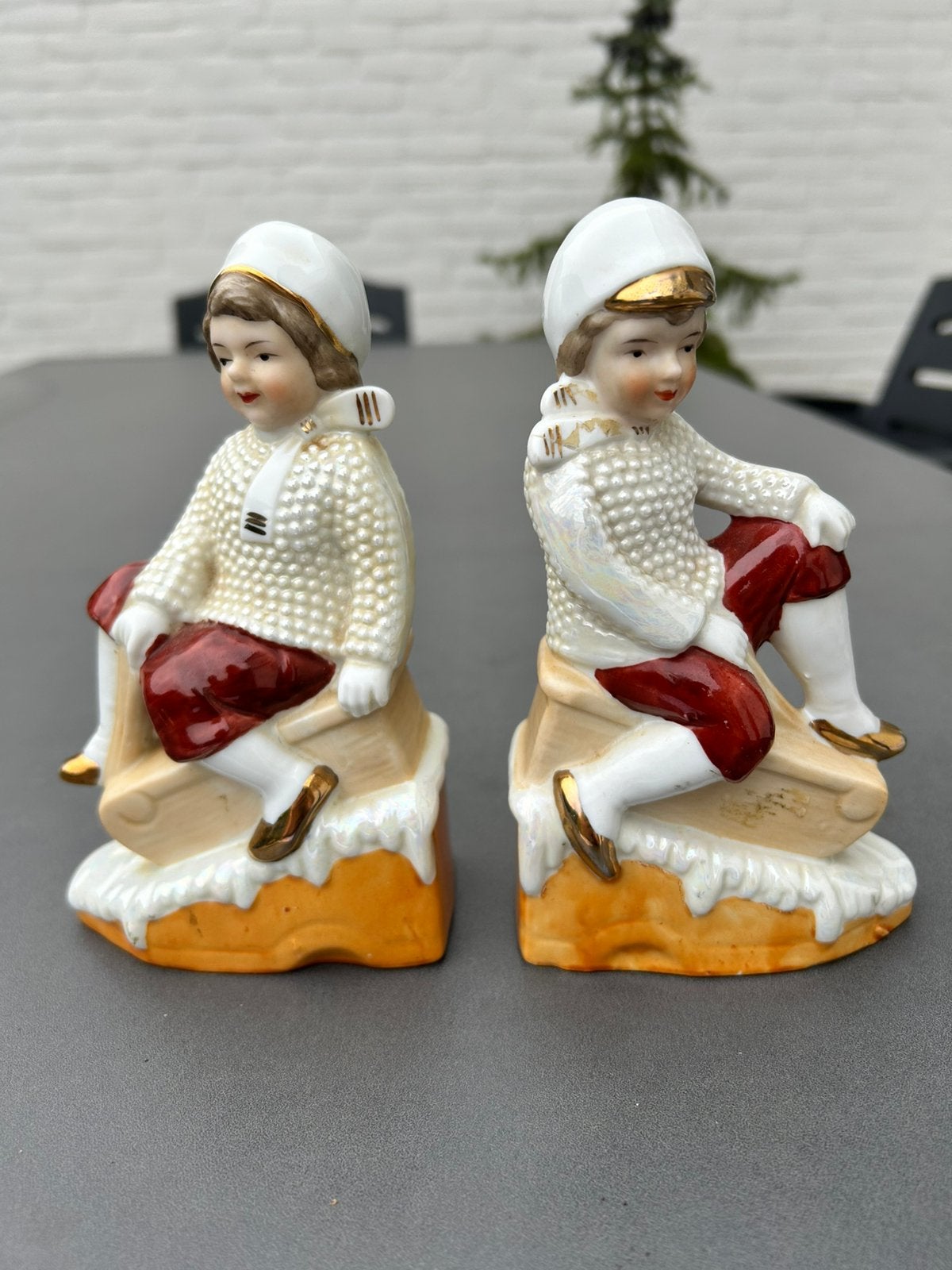 Antiek - Porseleinen Boekensteunen - Meisje op slee., Ophalen of Verzenden