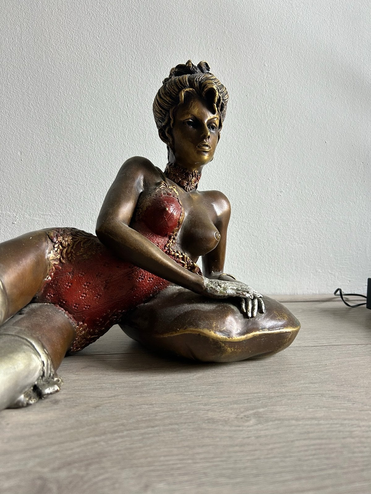 Erotisch bronzen beeld van liggende vrouw, Ophalen of Verzenden, 20 - 50 cm, Beeld, Meerkleurig