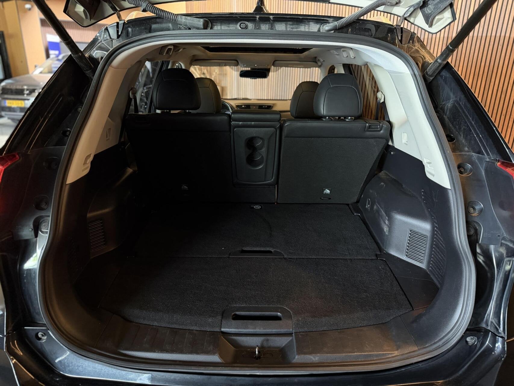Foto 14 van Nissan X-Trail 1.3 DIG-T N-Tec PANO,TREKH,19''BOSEElecStoel
