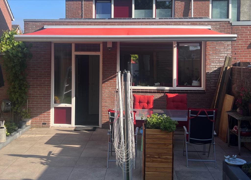 Elektronisch bedienbaar Knikarm Zonnescherm - Rood, Elektrisch, Ophalen of Verzenden, Zo goed als nieuw, 150 tot 300 cm