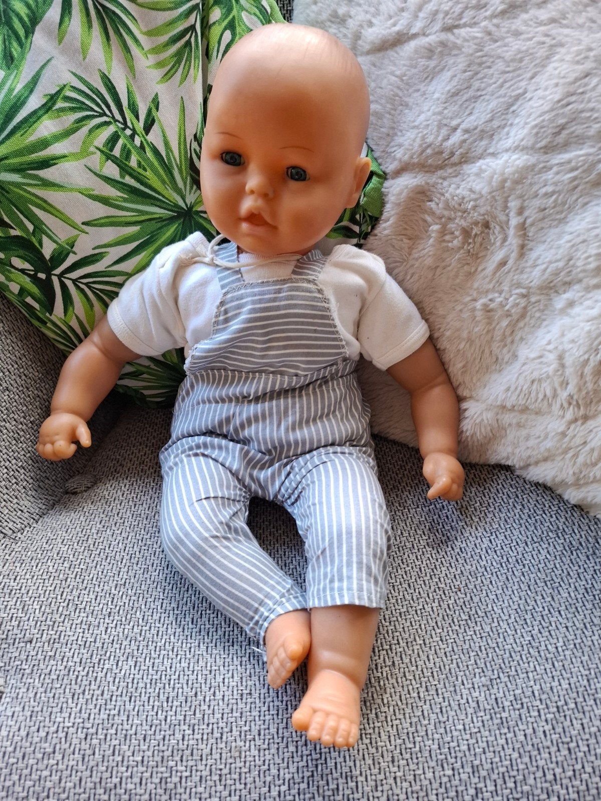 Lissi Batz babypop met gestreepte tuinbroek, Verzamelen, Ophalen of Verzenden, Gebruikt, Babypop