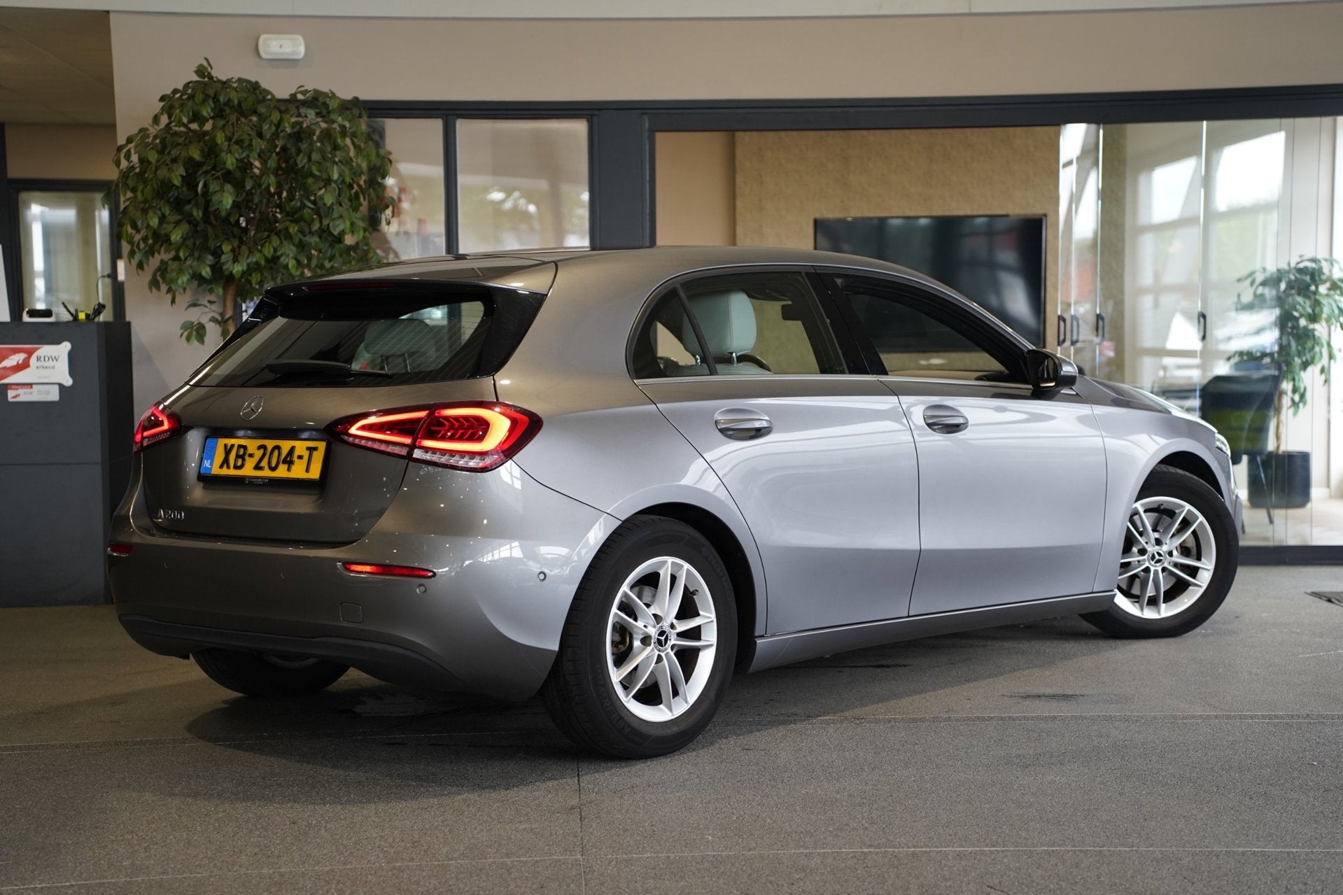 Mercedes-Benz A-klasse 200 DCT Navi Led Leder Cruise Cam Amb, Auto's, Dealer onderhouden, Bi-Xenon koplampen, Gebruikt, Euro 6
