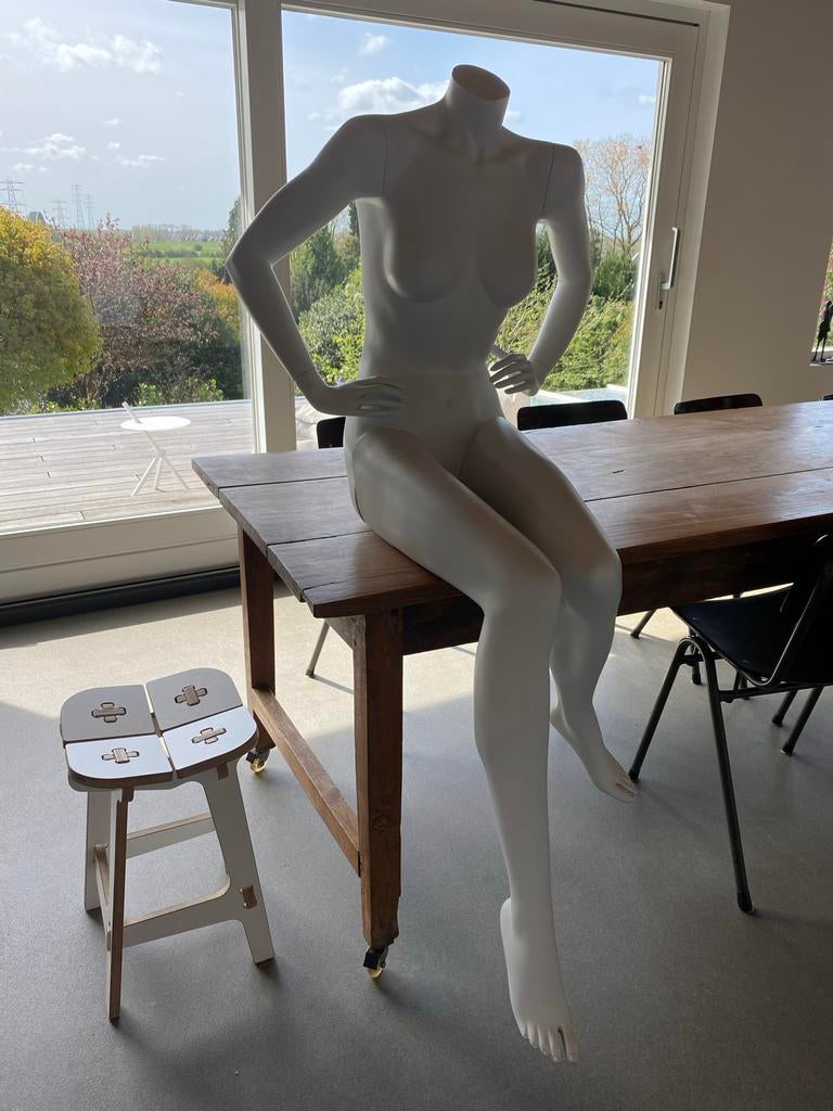 Witte paspop zittend showroom etalage winkelinrichting mode, Ophalen
