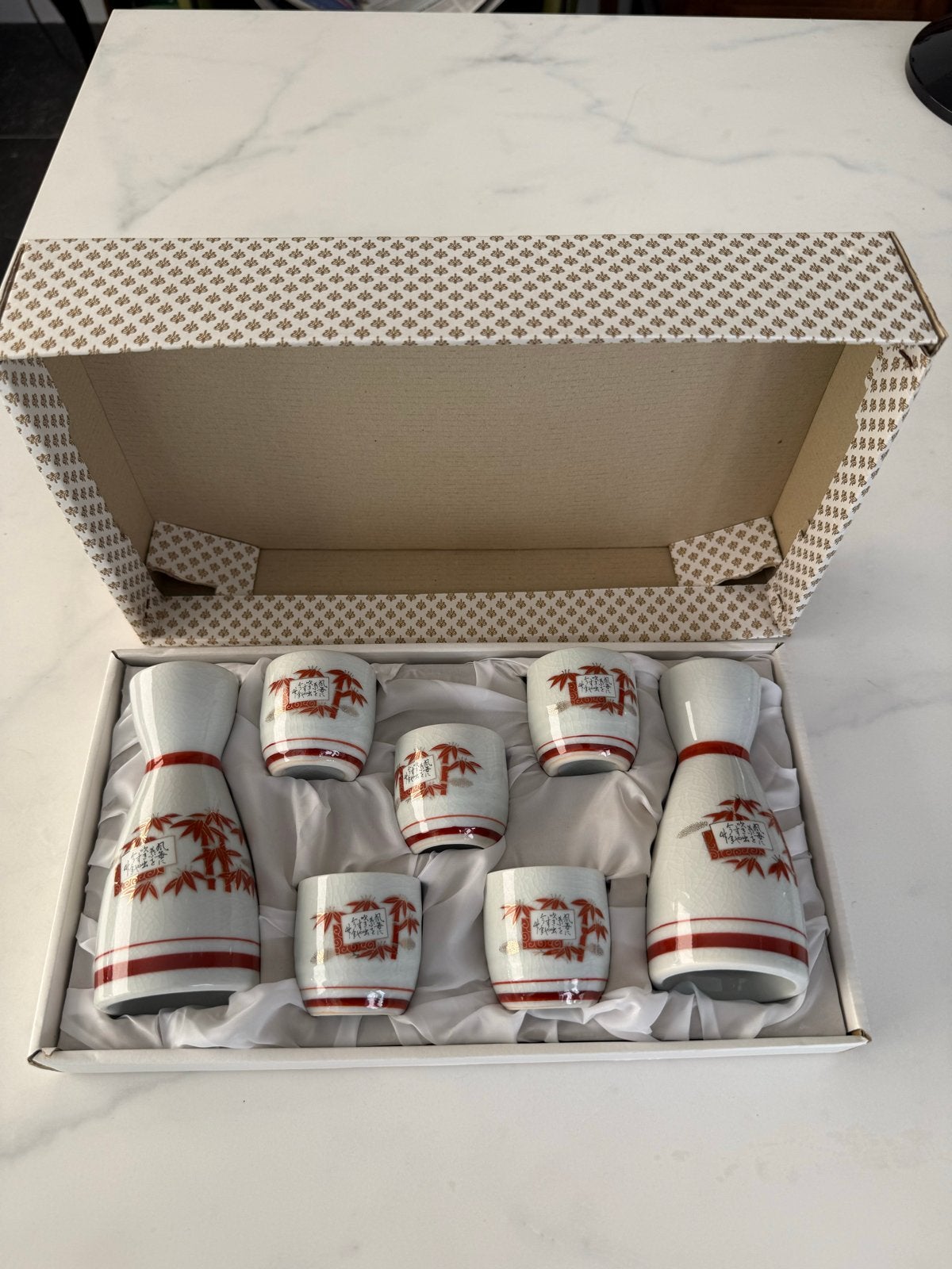 Prachtige Japanse Sake Set - Nieuw in doos, Huis en Inrichting, Keuken | Servies, Aziatisch, Verzenden, Keramiek, Overige typen