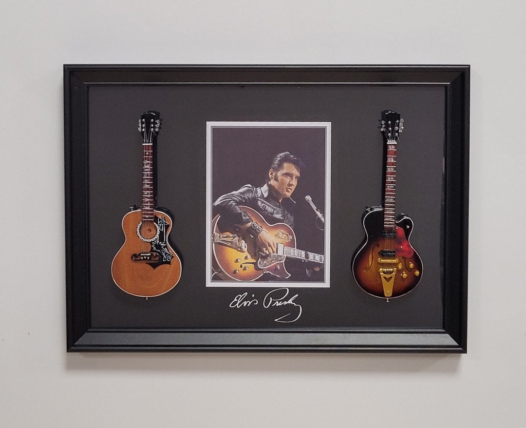 Elvis Presley 2 miniatuur gitaren op lijst wanddeco deco