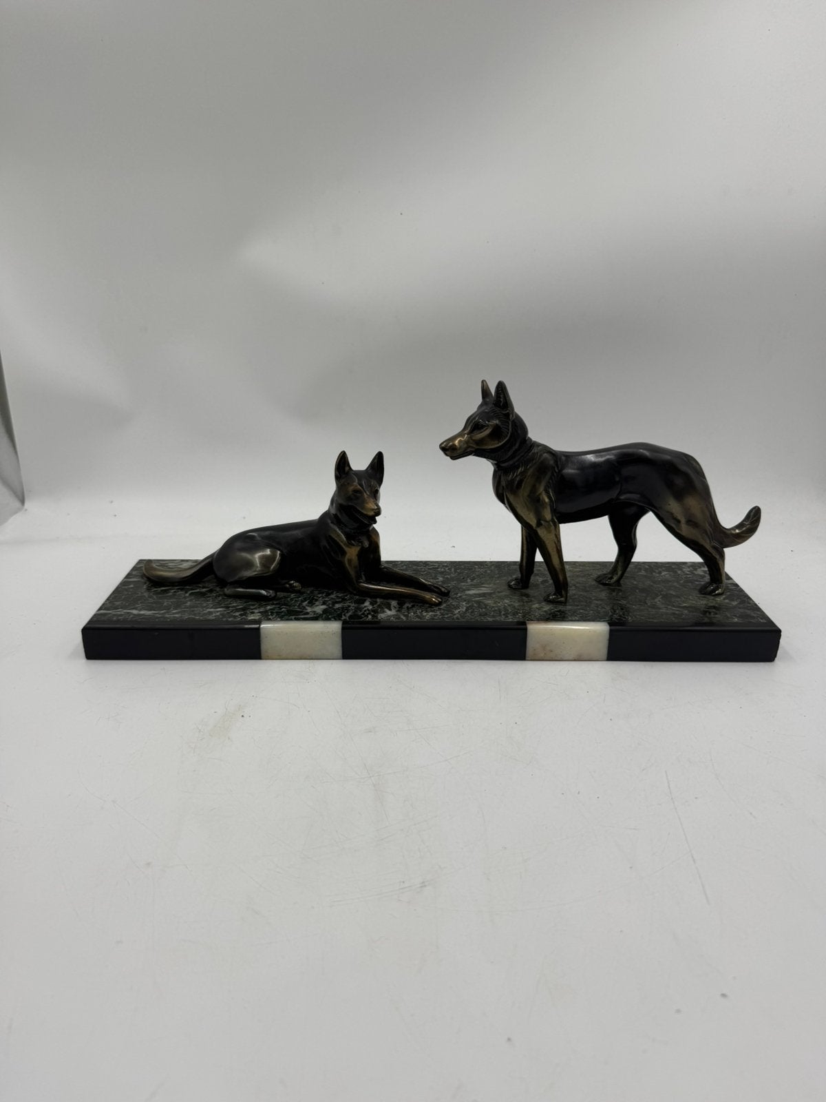 Art Deco Beeld – Twee Herdershonden op Marmeren Sokkel – 45, Ophalen of Verzenden