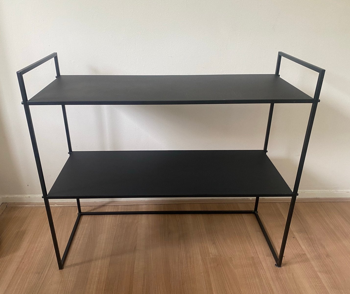 Bijzet tafel 2 lagen zwart metaal, Huis en Inrichting, Tafels | Sidetables, Ophalen, Gebruikt, 50 tot 100 cm, Metaal