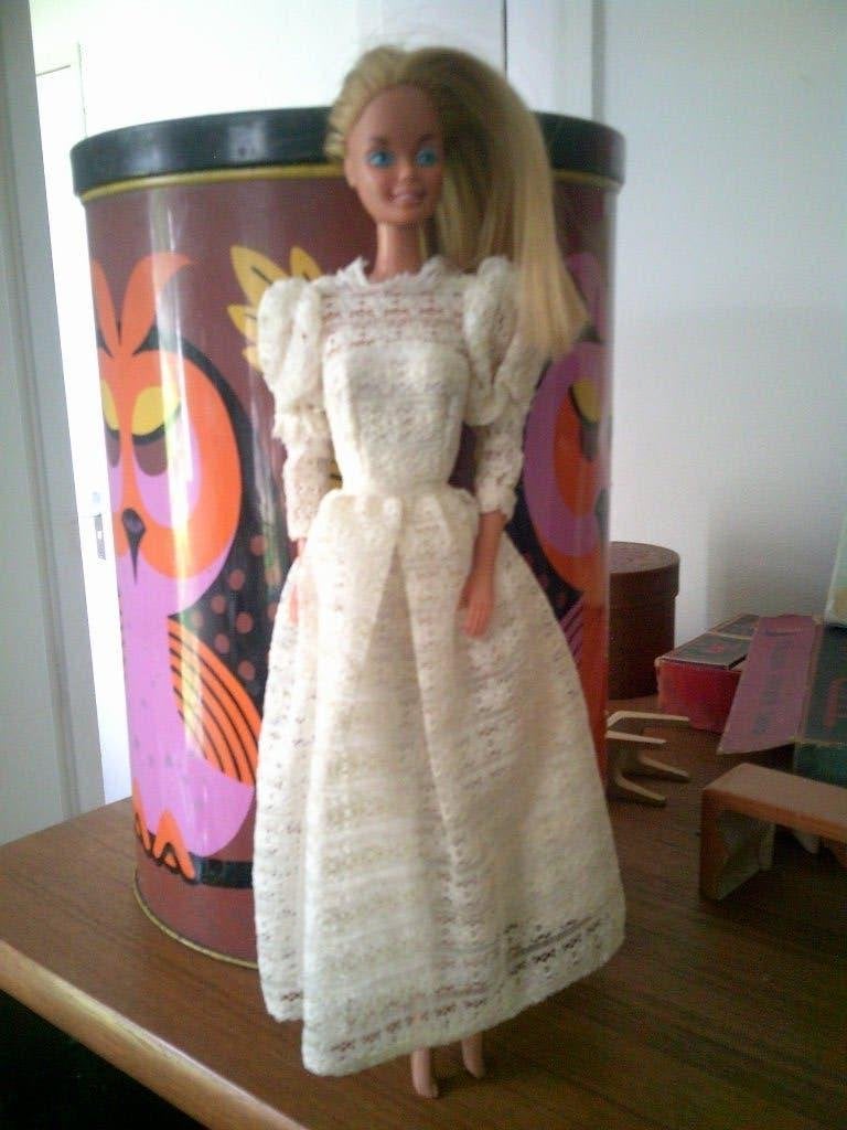 Oude barbie met kanten bruidsjurk jaren 70, Verzamelen, Poppen, Verzenden, Gebruikt, Pop