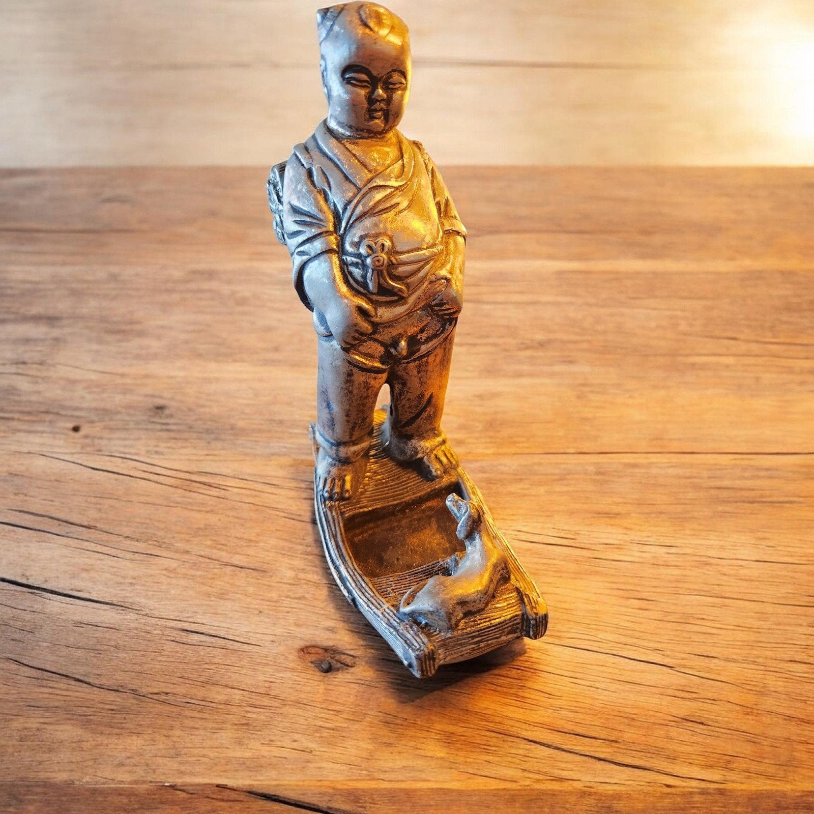 Uniek Japans bronzen beeldje: Jongen met hond op boot!, Minder dan 20 cm, Ophalen of Verzenden, Brons, Scène