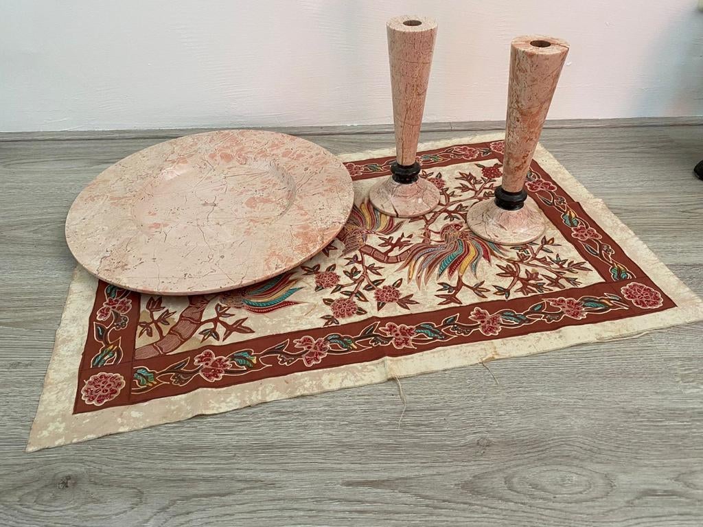 Batik kleed handwerk en marmeren schaal met kandelaars, Huis en Inrichting, Ophalen of Verzenden, Rond
