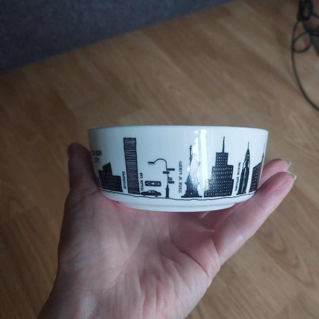 Prachtig schaaltje rondom bezienswaardigheden NY, D11cm, Ophalen of Verzenden, Overige stijlen, Porselein, Schaal of Schalen