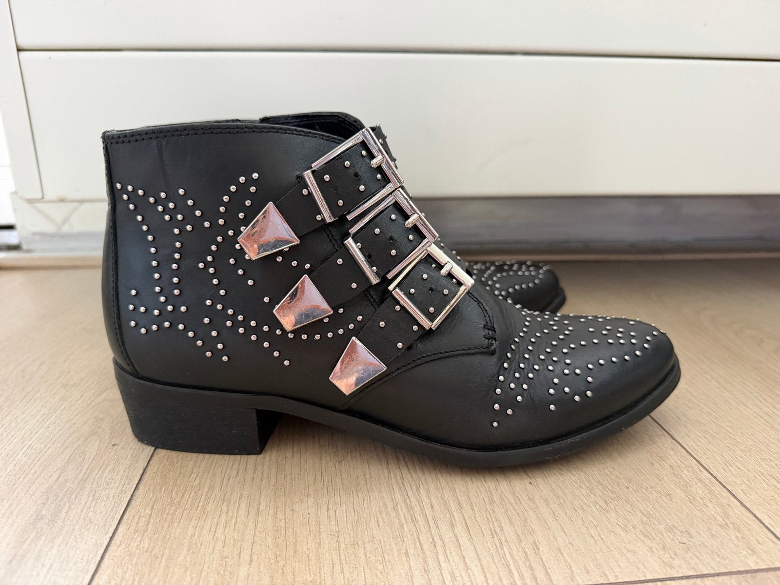 Bronx Buckle Boots Zwart Leer met Studs - Maat 40, Zwart, Lage of Enkellaarzen, Ophalen of Verzenden, Zo goed als nieuw