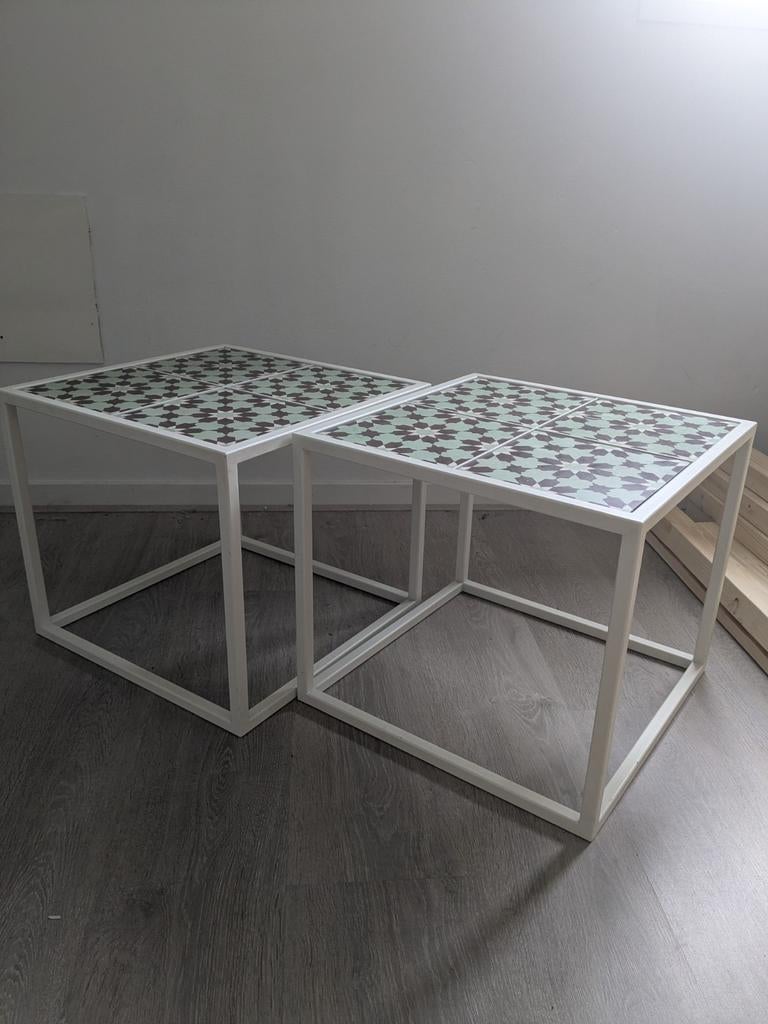 2 tegel- salontafeltjes, Huis en Inrichting, Tafels | Bijzettafels, Minder dan 55 cm, Gebruikt, Metaal of Aluminium, Vierkant