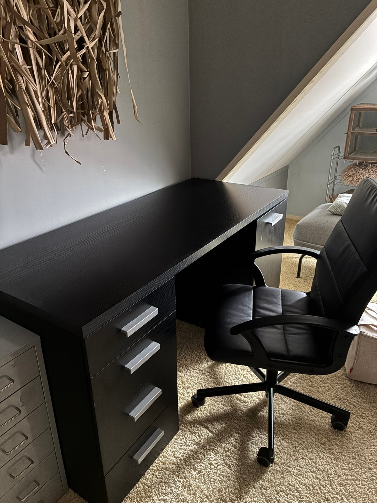 Zwart bureau met stoel, Huis en Inrichting, Bureaus, Ophalen, Gebruikt, Spaanplaat of MDF, Schoolbureau