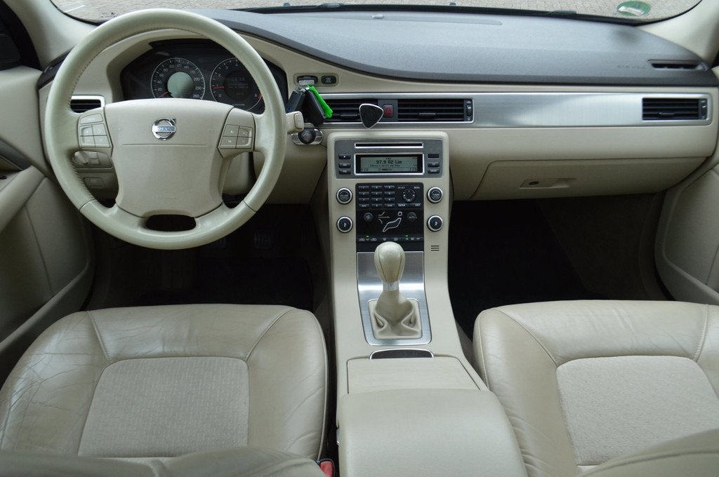 Volvo V70 2.5T MOOI!, XENON, ALL-SEASON NL-AUTO, GARANTIE, Auto's, Voorwielaandrijving, Beige, Handgeschakeld, 93 €/maand