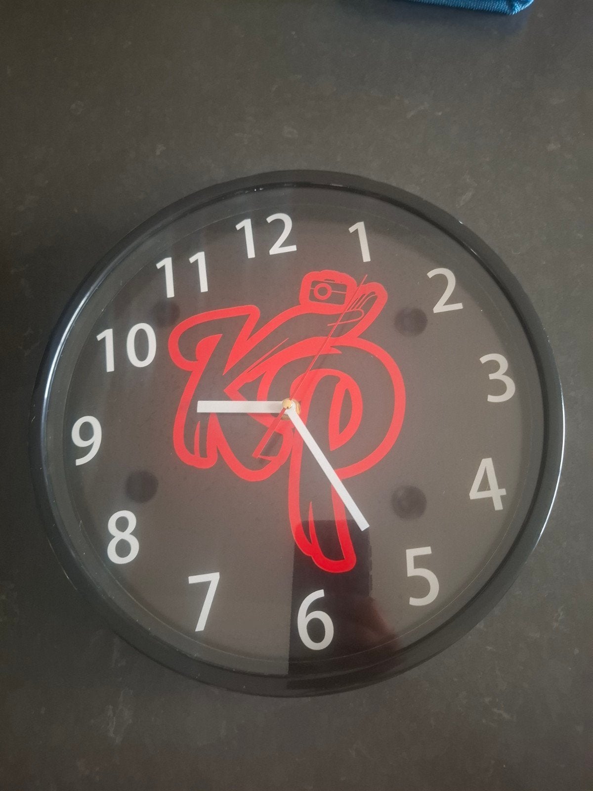 Wandklok met KP logo - Zwart/Rood, Ophalen, Wandklok