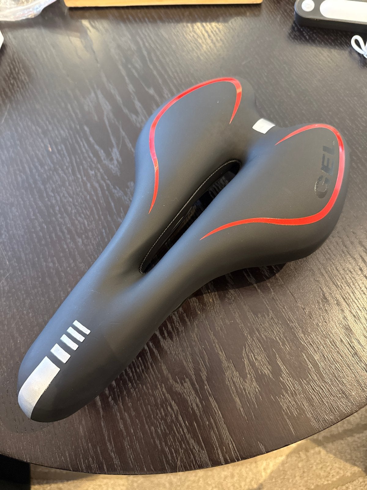 Comfortabel Gel Fietszadel - Zwart met Rode Accenten, Ophalen of Verzenden, Zadel, Stadsfiets, Nieuw