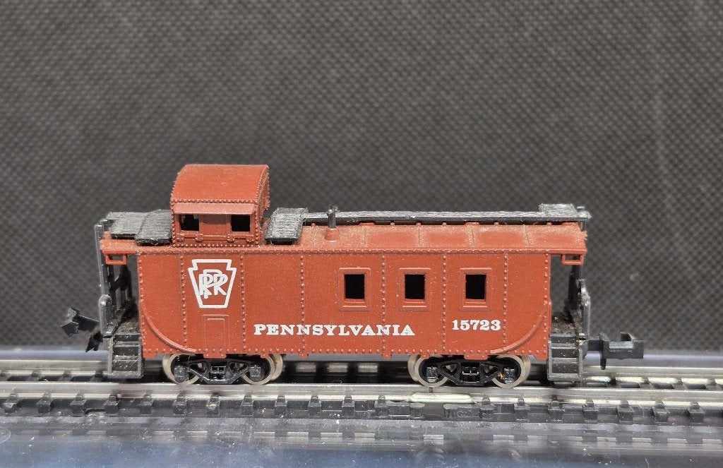 Minitrix 3273 - PRR Caboose  (16391), Hobby en Vrije tijd, Modeltreinen | N-Spoor, Gebruikt, Gelijkstroom, Trix, Wagon