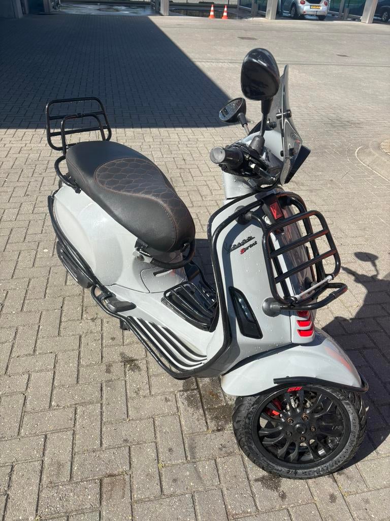 Vespa sprint IGET 2018 full option Nardo grey, Fietsen en Brommers, Scooters | Vespa, Ophalen, Vespa S, Zo goed als nieuw, Benzine