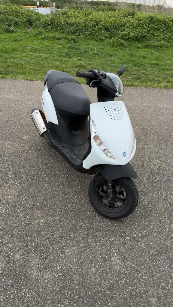 Piaggio zip 183 stage 2 brom, Fietsen en Brommers, Scooters | Piaggio, Zo goed als nieuw, Zip, Tweetakt, Ophalen
