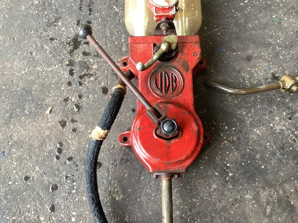 Antieke benzine pomp, Ophalen