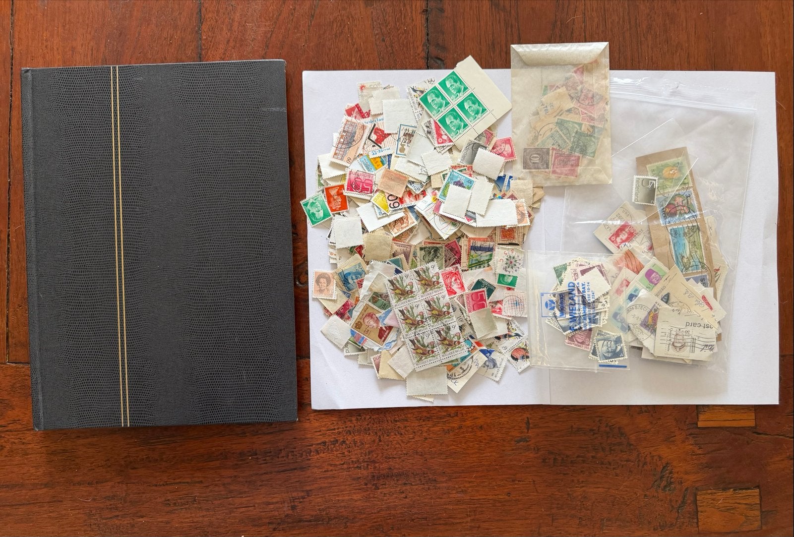 verzameling postzegels in album en los diverse landen, Ophalen of Verzenden, Nederland en Buitenland