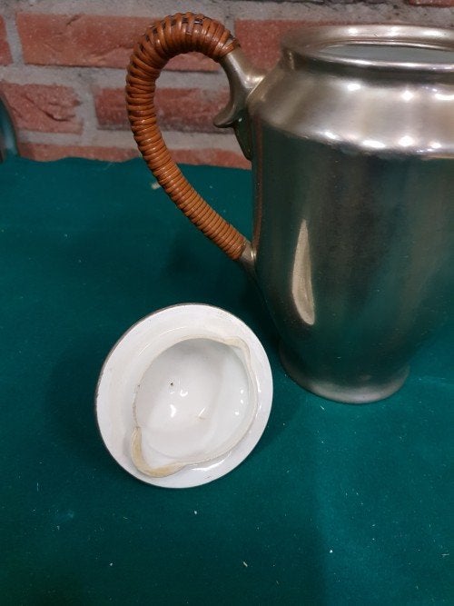 Theepot van verzilverd aardewerk met rieten handgreep, Ophalen of Verzenden