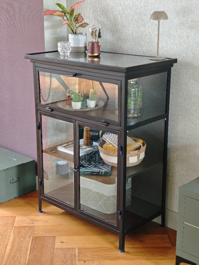 Old BASICS Glacier Noir vitrinekast zwart staal | Nieuw €495, Ophalen, Met deur(en), 100 tot 150 cm, Zo goed als nieuw