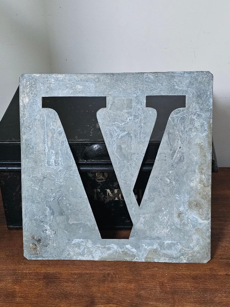 Groot oud zinken lettersjabloon alfabet LETTER 'V' 26X26cm, Ophalen of Verzenden