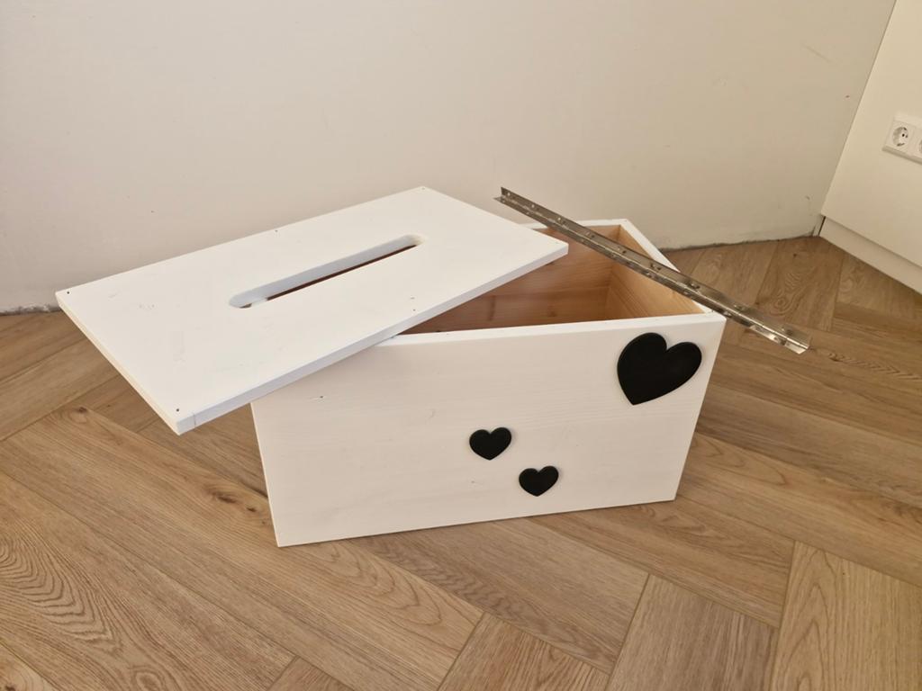 Houten kist voor bruiloft - Cadeaubox met hartjes, Huis en Inrichting, Woonaccessoires | Kisten, Ophalen, Gebruikt, Minder dan 50 cm