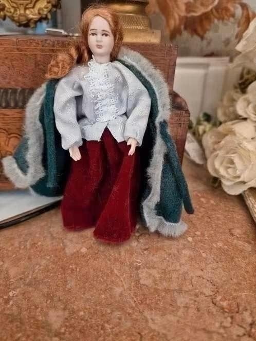 Caco popje 13 cm met cape, Ophalen of Verzenden, Gebruikt, Pop