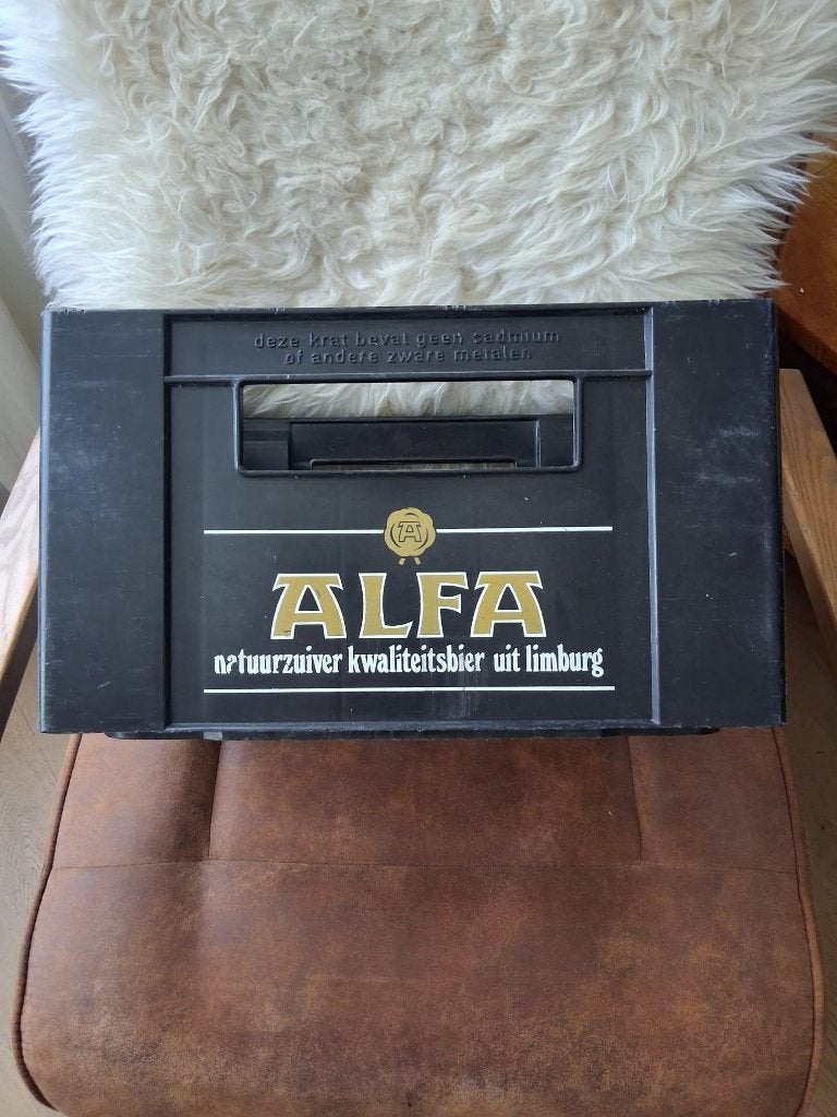 Oude zwarte Alfa bierkrat uit de jaren '90, Ophalen of Verzenden, Gebruikt, Overige typen, Overige merken