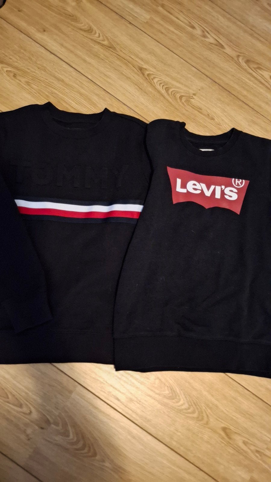 2 zwarte truien maat 152 Tommy Hilfiger en Levi's zgan, Kinderen en Baby's, Kinderkleding | Maat 152, Jongen of Meisje, Trui of Vest