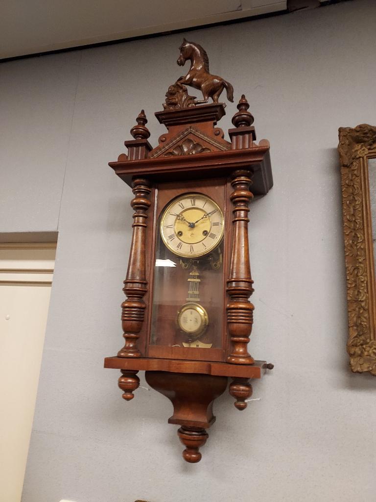 Antieke paardjesregulateur met timpaan., Ophalen