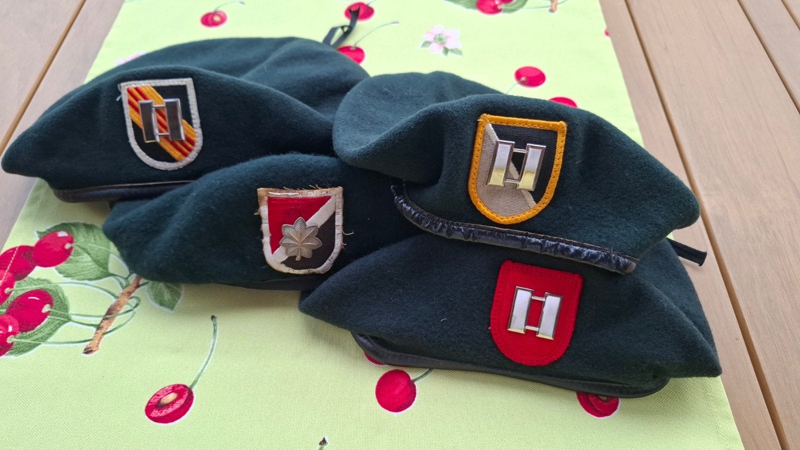 4 Baretten US Army Special Forces., Verzamelen, Ophalen of Verzenden, Landmacht, Amerika, Helm of Baret