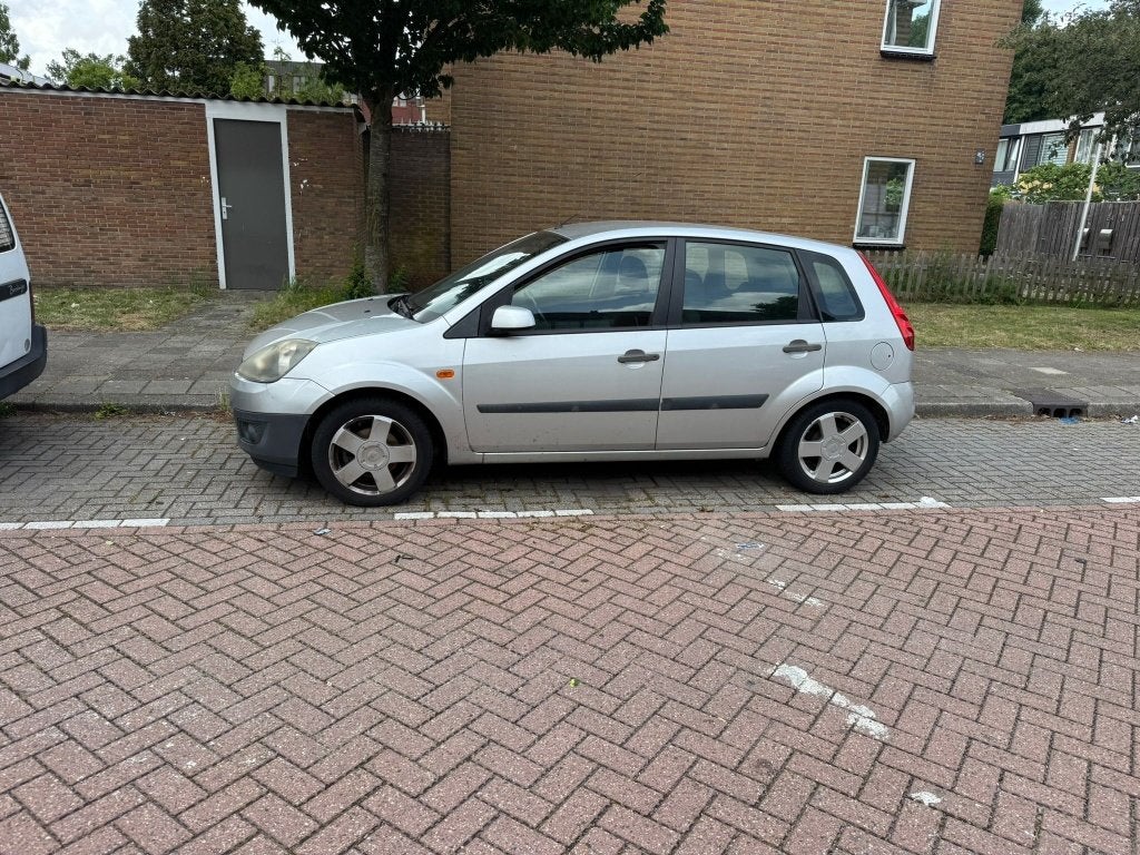 Ford Fiësta 1.4 16V 5DR 2006 Grijs, Voorwielaandrijving, 40 €/maand, 4 cilinders, Origineel Nederlands