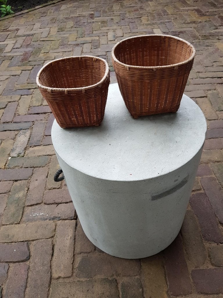 2 rieten mandjes 18cm diameter 14 cm hoog en 16 bij 12 hoog, Gevlochten, Ophalen of Verzenden, Zo goed als nieuw, Plantenpot of Plantenbak