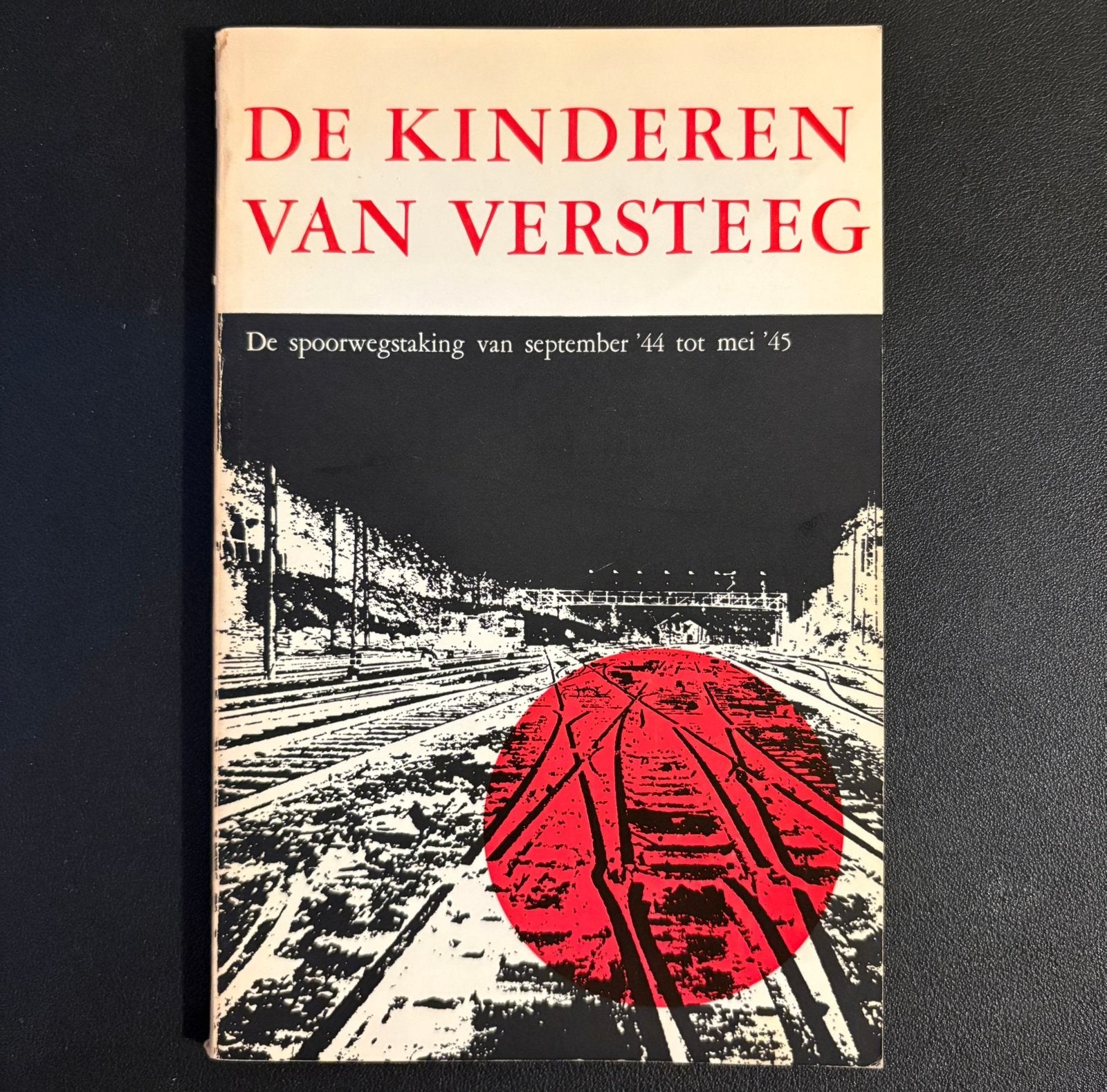 De kinderen van Versteeg - spoorwegstaking 1944 (1970), Ophalen of Verzenden, Zo goed als nieuw, Trein, Boek of Tijdschrift