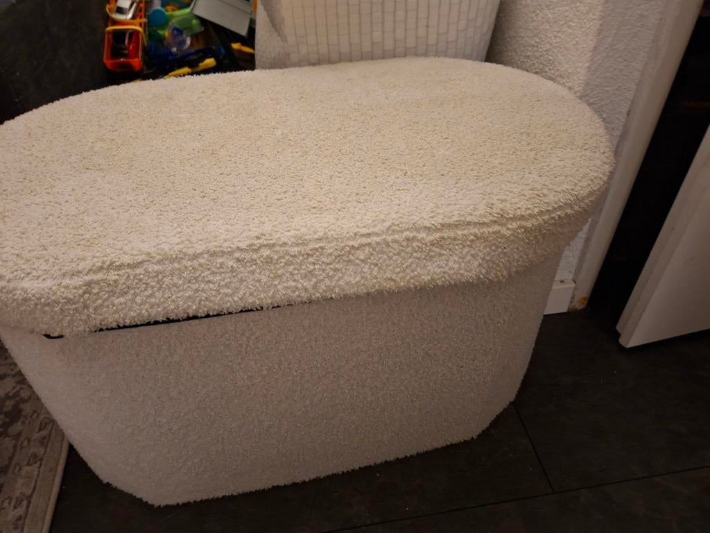 Leuke bouclé gebroken witten poef., Ophalen of Verzenden, Gebruikt, Rond