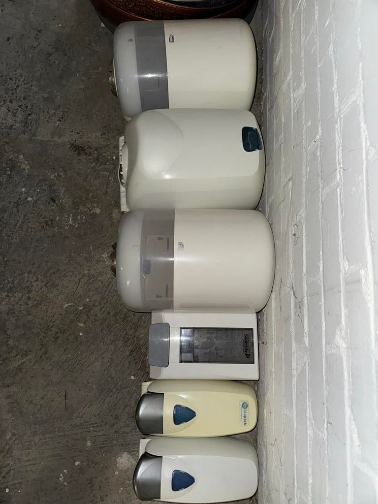 Diverse zeep- en handdoekdispensers (Tork, Sealed Air), Ophalen, Kunststof, Wit, Overige merken