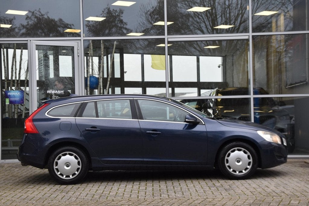 Volvo V60 1.6 T4 Momentum Airco Elek. Ramen Pdc Trekhaak 1st, Auto's, Volvo, Voorwielaandrijving, Gebruikt, Zwart, 4 cilinders