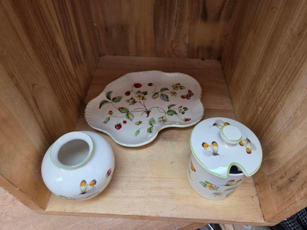 Vaasje, schaaltje en potje met vlinders en aardbeien, Huis en Inrichting, Keuken | Servies, Ophalen of Verzenden, Porselein, Overige stijlen