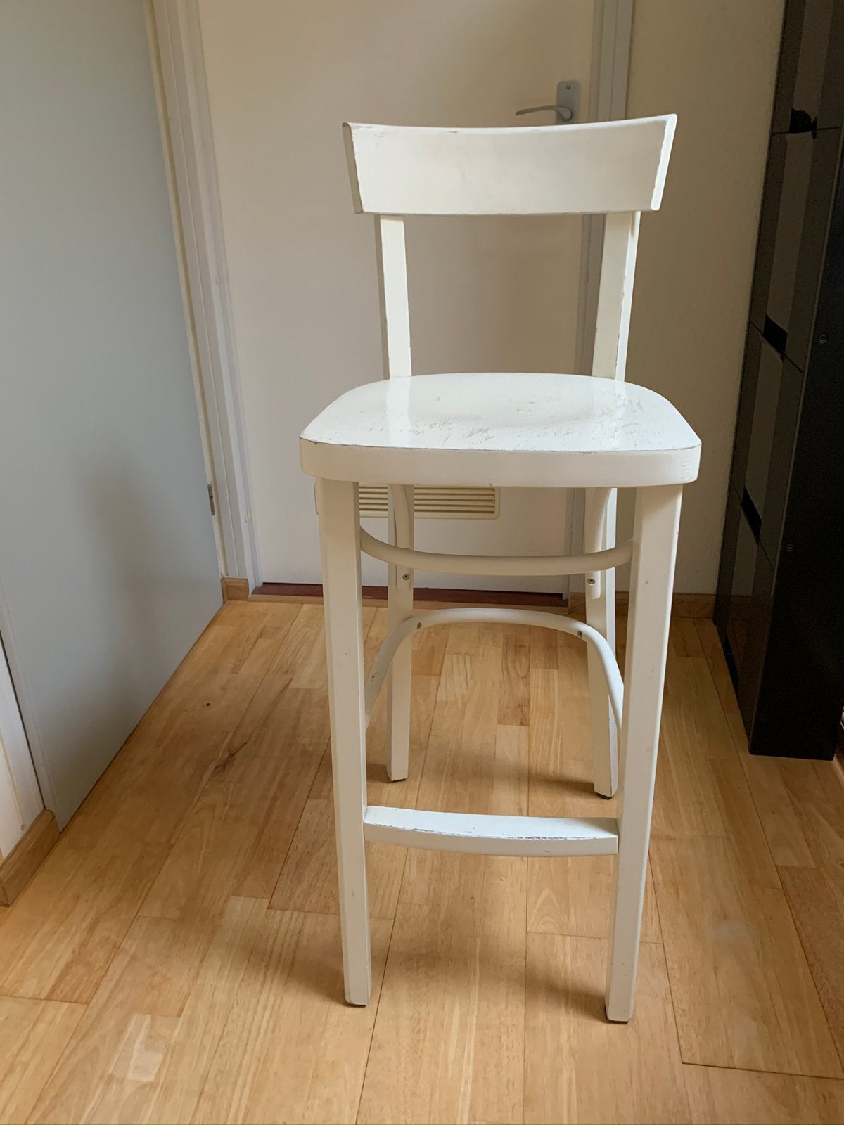 2 Hoge witte houten stoelen, Huis en Inrichting, Barkrukken, Gebruikt, 60 tot 90 cm, Hout, 2 krukken, Ophalen