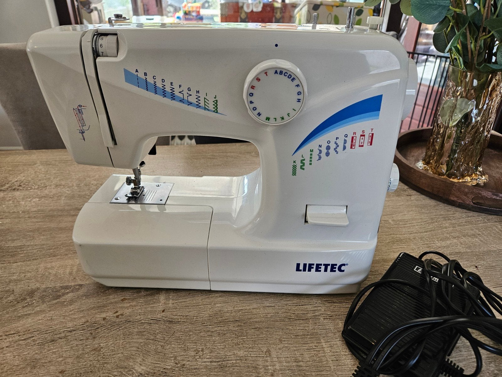Naaimachine Lifetec met accessoires en draagtas, Ophalen, Gebruikt, Naaimachine, Overige merken